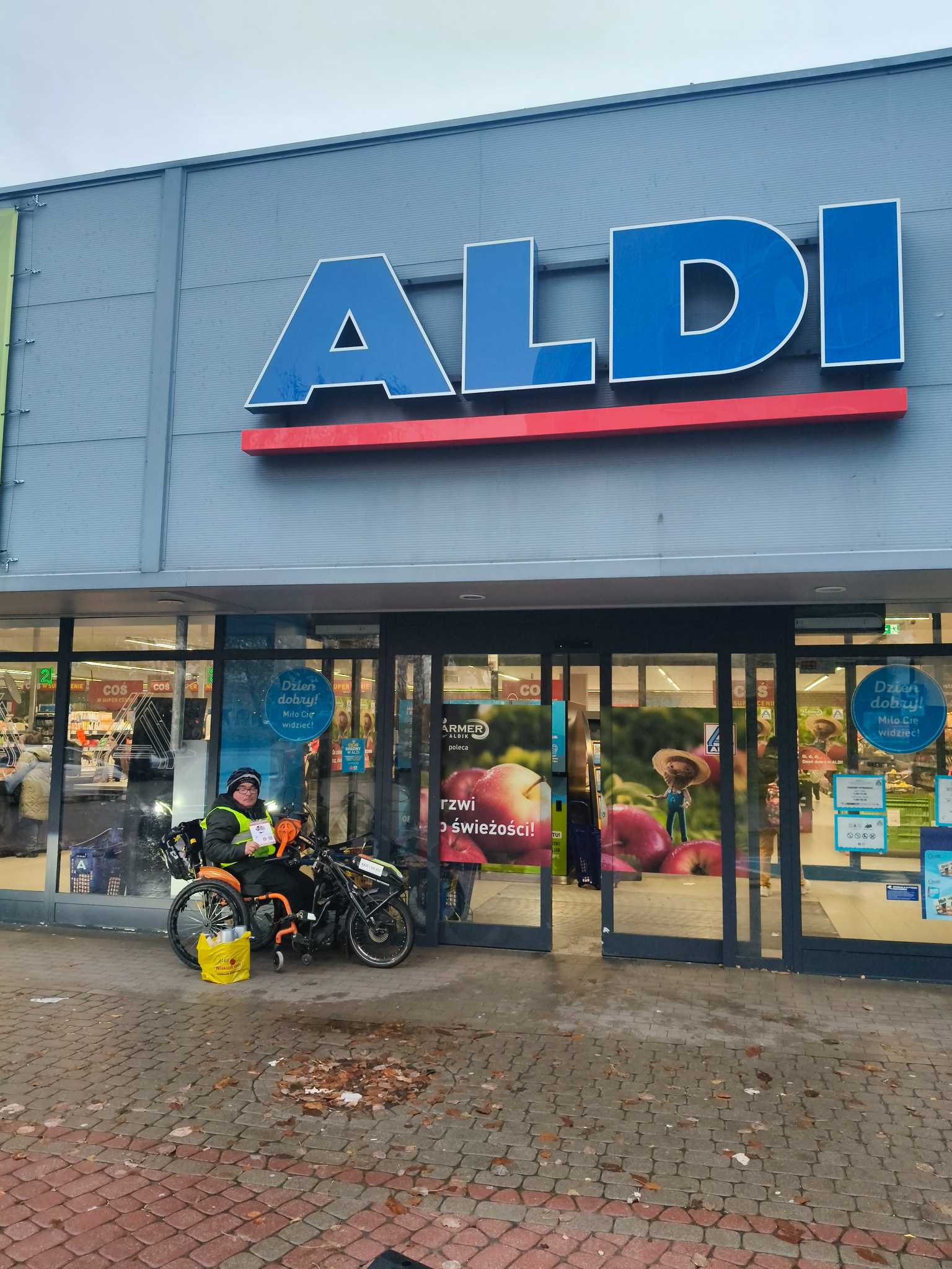 Zdjęcie do wpisu: Wczorajsza zbiórka dla Zbyszka przy sklepie Aldi w Warszawie, w dzielnicy Ursynów